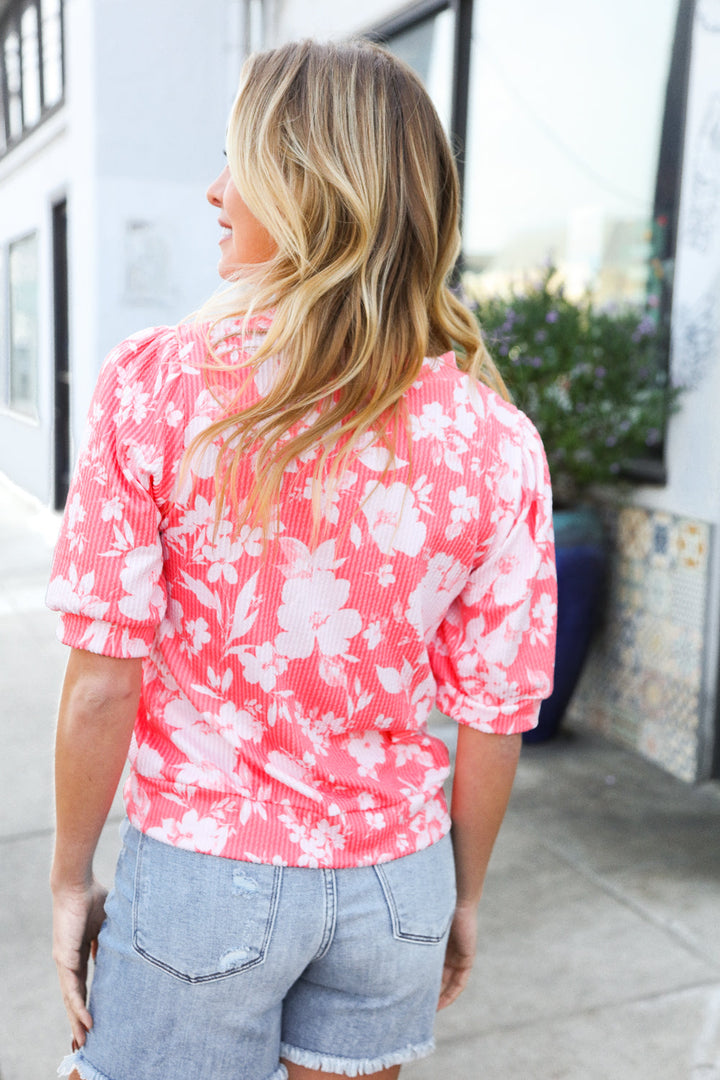 Spring Vibes Coral Wavy Rib Puff Shorts Sleeves Floral Tops | Nikki &amp; Co. Boutique