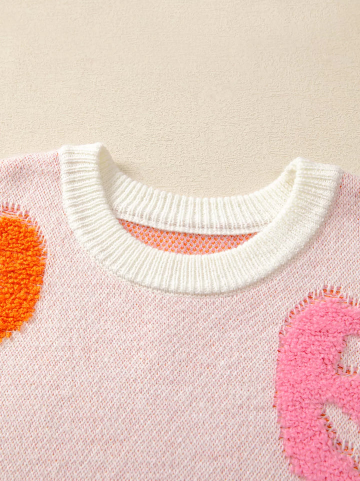 A zoomed in picture of the white crew neckline